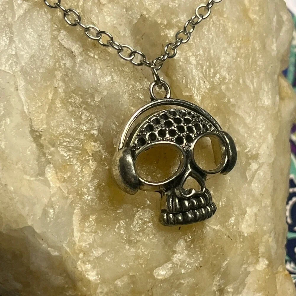 Unbranded Skull Headphones Necklace Unisex 22